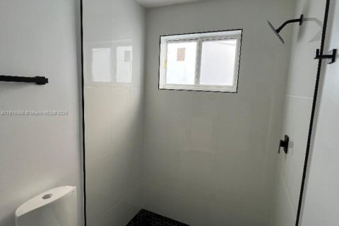 House in Miami, Florida 7 bedrooms, 293.01 sq.m. № 1768848 - photo 9