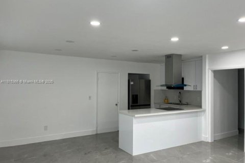 House in Miami, Florida 7 bedrooms, 293.01 sq.m. № 1768848 - photo 2