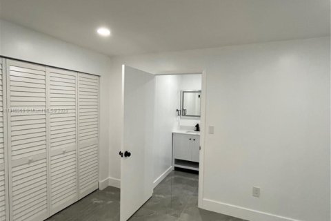 House in Miami, Florida 7 bedrooms, 293.01 sq.m. № 1768848 - photo 11