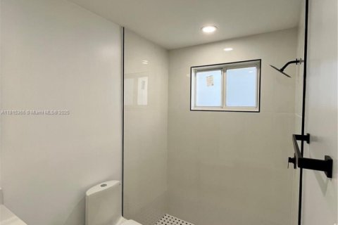 House in Miami, Florida 7 bedrooms, 293.01 sq.m. № 1768848 - photo 8