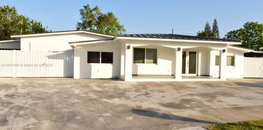 House in Miami, Florida 7 bedrooms, 293.01 sq.m. № 1768848