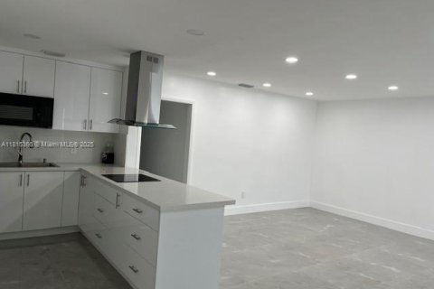 House in Miami, Florida 7 bedrooms, 293.01 sq.m. № 1768848 - photo 4