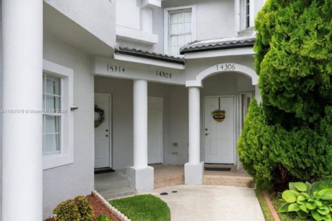 Снять в аренду таунхаус в Майами, Флорида 3 спальни, 120.77м2, № 1963807 - фото 4