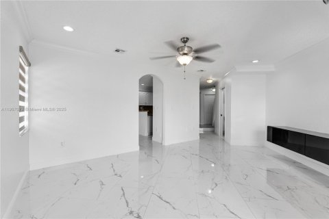 Снять в аренду таунхаус в Майами, Флорида 3 спальни, 120.77м2, № 1963807 - фото 9