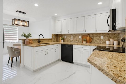 Снять в аренду таунхаус в Майами, Флорида 3 спальни, 120.77м2, № 1963807 - фото 14