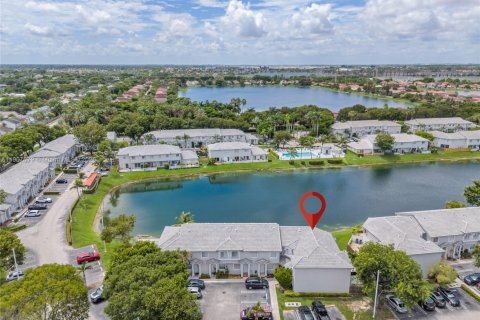 Снять в аренду таунхаус в Майами, Флорида 3 спальни, 120.77м2, № 1963807 - фото 3