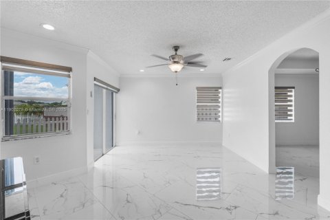 Снять в аренду таунхаус в Майами, Флорида 3 спальни, 120.77м2, № 1963807 - фото 17