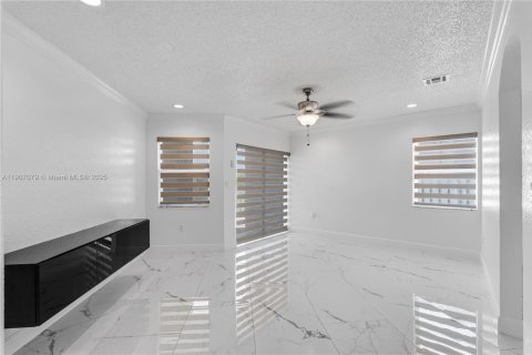 Снять в аренду таунхаус в Майами, Флорида 3 спальни, 120.77м2, № 1963807 - фото 10