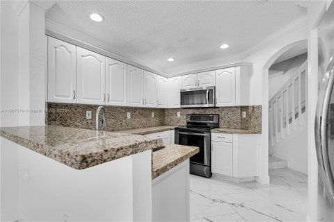 Снять в аренду таунхаус в Майами, Флорида 3 спальни, 120.77м2, № 1963807 - фото 12