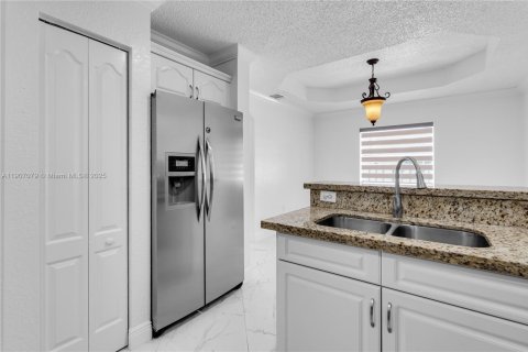 Снять в аренду таунхаус в Майами, Флорида 3 спальни, 120.77м2, № 1963807 - фото 13