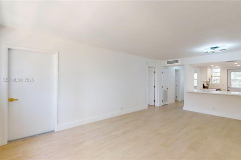 Condo in Hallandale Beach, Florida, 1 bedroom  № 2069482 - photo 2