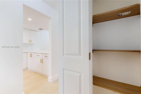 Condo in Hallandale Beach, Florida, 1 bedroom  № 2069482 - photo 22