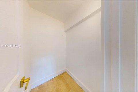 Condo in Hallandale Beach, Florida, 1 bedroom  № 2069482 - photo 16