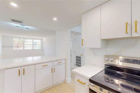 Condo in Hallandale Beach, Florida, 1 bedroom  № 2069482 - photo 12