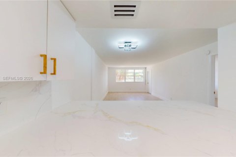 Condo in Hallandale Beach, Florida, 1 bedroom  № 2069482 - photo 3