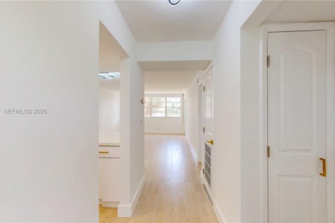 Condo in Hallandale Beach, Florida, 1 bedroom  № 2069482 - photo 13