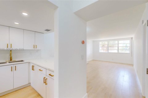 Condo in Hallandale Beach, Florida, 1 bedroom  № 2069482 - photo 25