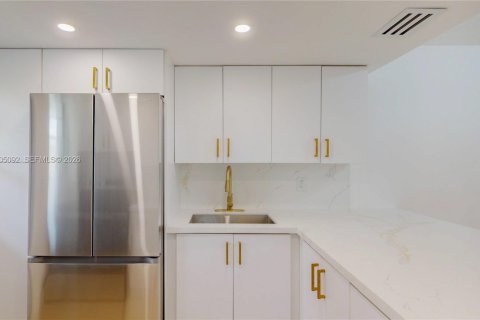 Condo in Hallandale Beach, Florida, 1 bedroom  № 2069482 - photo 10