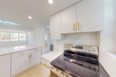 Condo in Hallandale Beach, Florida, 1 bedroom  № 2069482 - photo 28