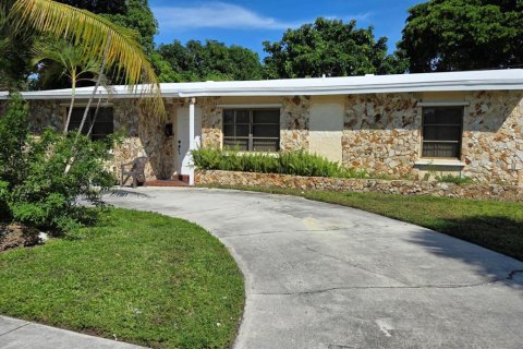 House in Pompano Beach, Florida 3 bedrooms, 114.46 sq.m. № 2422640 - photo 2