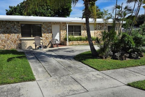 House in Pompano Beach, Florida 3 bedrooms, 114.46 sq.m. № 2422640