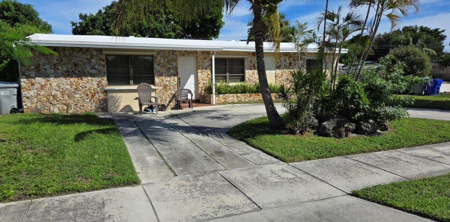 House in Pompano Beach, Florida 3 bedrooms, 114.46 sq.m. № 2422640