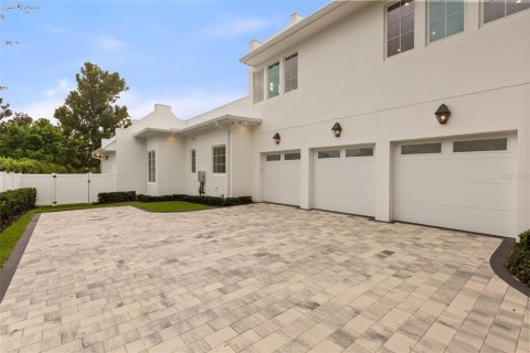 House in Orlando, Florida 5 bedrooms, 492.01 sq.m. № 2408477 - photo 7