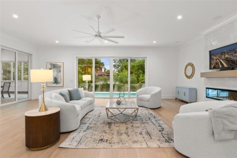 House in Orlando, Florida 5 bedrooms, 492.01 sq.m. № 2408477 - photo 18