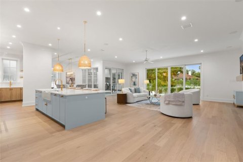 House in Orlando, Florida 5 bedrooms, 492.01 sq.m. № 2408477 - photo 17