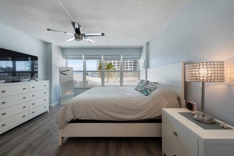 Condo in Fort Lauderdale, Florida, 1 bedroom № 2185541 - photo 14