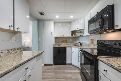 Condo in Fort Lauderdale, Florida, 1 bedroom № 2185541 - photo 10