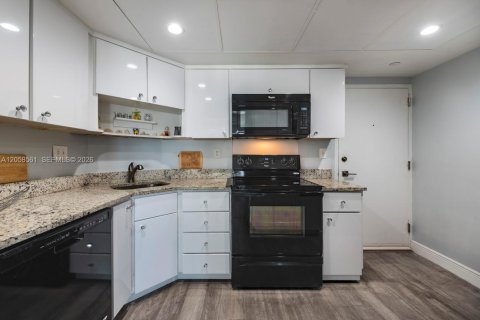 Condo in Fort Lauderdale, Florida, 1 bedroom № 2185541 - photo 9