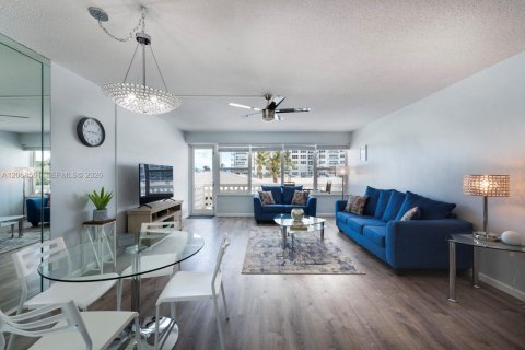 Condo in Fort Lauderdale, Florida, 1 bedroom № 2185541 - photo 8
