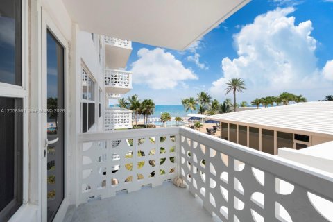 Condo in Fort Lauderdale, Florida, 1 bedroom № 2185541 - photo 12