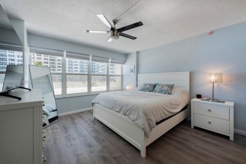 Condo in Fort Lauderdale, Florida, 1 bedroom № 2185541 - photo 13