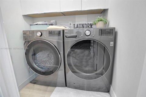 Condominio en venta en Doral, Florida, 4 dormitorios, 172.98 m2 № 2000974 - foto 23