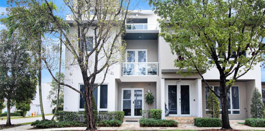 Condominio en Doral, Florida, 4 dormitorios  № 2000974