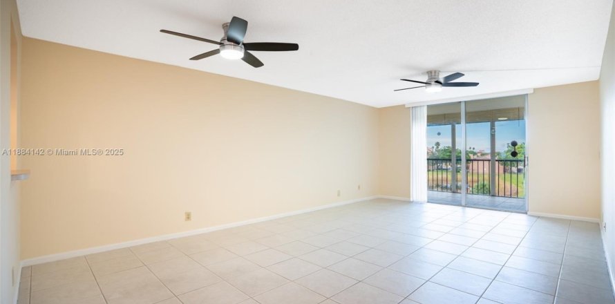 Кондоминиум с 1 спальней в Маргит, Флорида № 2013047