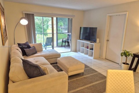 Copropriété à louer à Pembroke Pines, Floride: 2 chambres, 102.19 m2 № 2070654 - photo 2