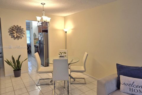 Copropriété à louer à Pembroke Pines, Floride: 2 chambres, 102.19 m2 № 2070654 - photo 3