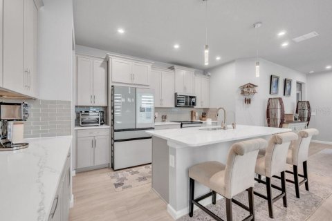 Townhouse in Brandon, Florida 4 bedrooms, 240.99 sq.m. № 2287886 - photo 14