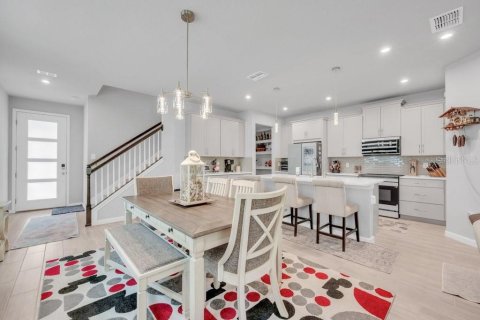 Townhouse in Brandon, Florida 4 bedrooms, 240.99 sq.m. № 2287886 - photo 10