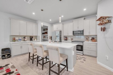 Townhouse in Brandon, Florida 4 bedrooms, 240.99 sq.m. № 2287886 - photo 13