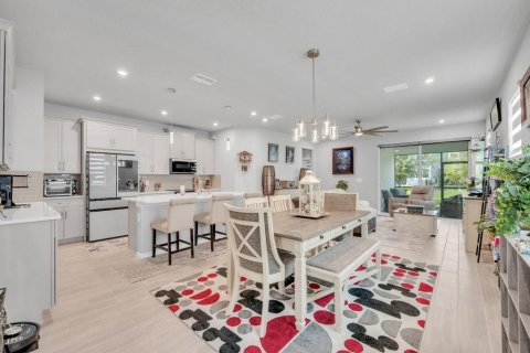 Townhouse in Brandon, Florida 4 bedrooms, 240.99 sq.m. № 2287886 - photo 7