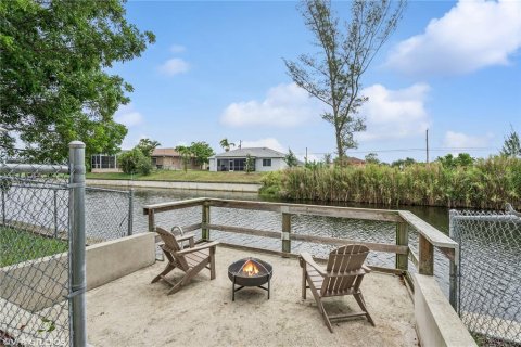 House in Cape Coral, Florida 3 bedrooms, 230.49 sq.m. № 1824590 - photo 22