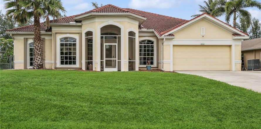 House in Cape Coral, Florida 3 bedrooms, 230.49 sq.m. № 1824590