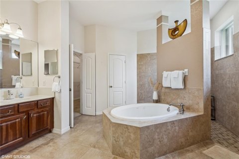 House in Cape Coral, Florida 3 bedrooms, 230.49 sq.m. № 1824590 - photo 17
