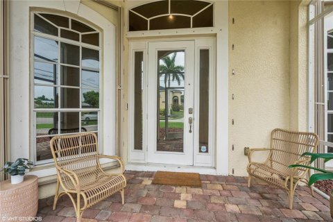 House in Cape Coral, Florida 3 bedrooms, 230.49 sq.m. № 1824590 - photo 2