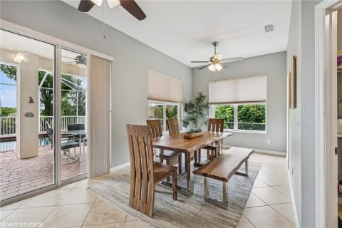 House in Cape Coral, Florida 3 bedrooms, 230.49 sq.m. № 1824590 - photo 13