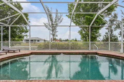 House in Cape Coral, Florida 3 bedrooms, 230.49 sq.m. № 1824590 - photo 3